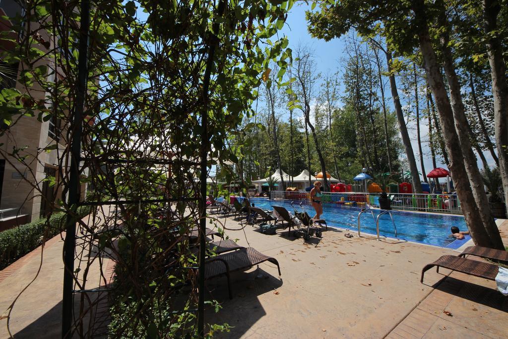 Menada Tarsis Apartments Pantai Sunny Bagian luar foto