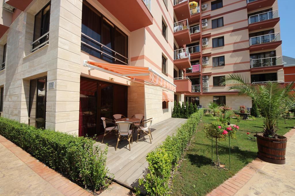 Menada Tarsis Apartments Pantai Sunny Bagian luar foto