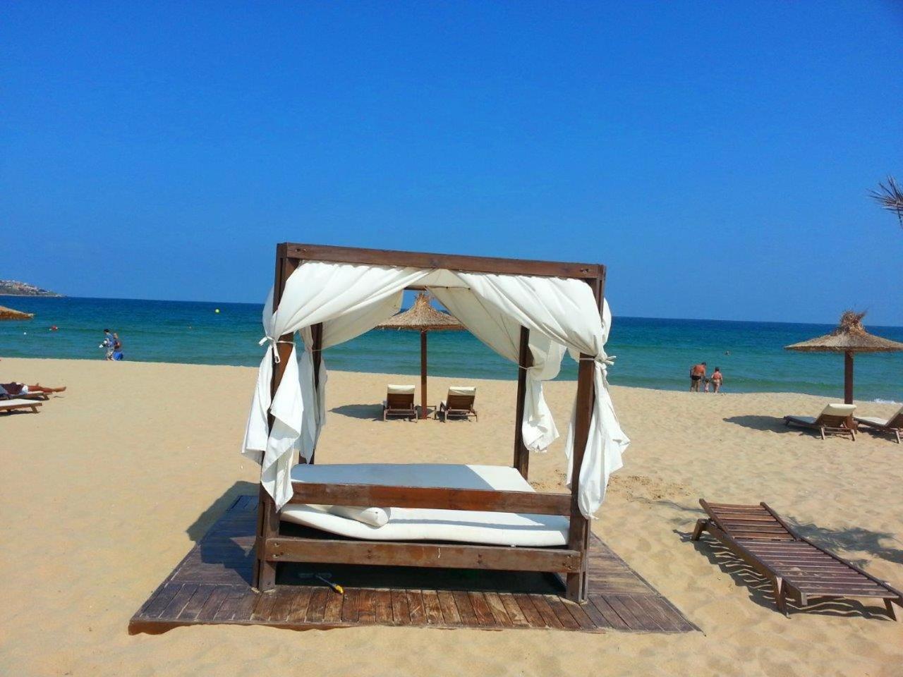 Menada Tarsis Apartments Pantai Sunny Bagian luar foto
