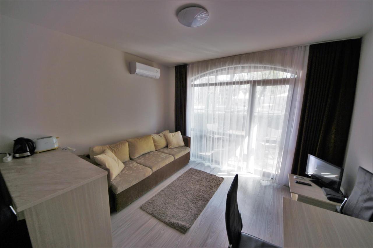 Menada Tarsis Apartments Pantai Sunny Ruang foto
