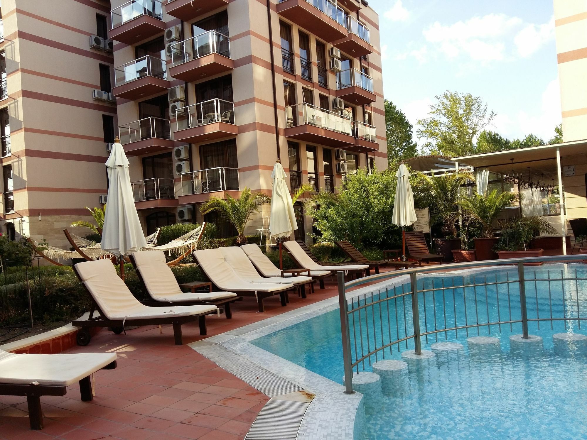 Menada Tarsis Apartments Pantai Sunny Bagian luar foto